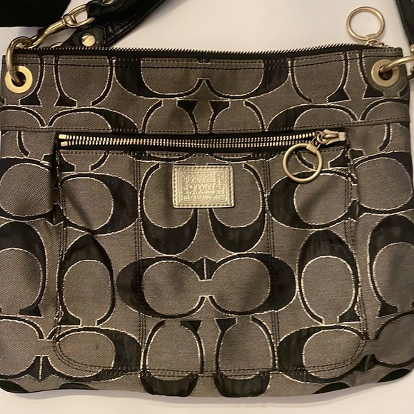 Authentic Coach signature Crossbody Messenger bag. Never used. bag. - Picture 2 of 6